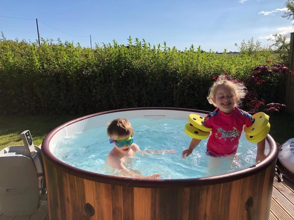 Beautiful Barn Conversion, 3 Bed, Hot Tub, Sauna, Gym, Enclosed Garden Ryde  Extérieur photo